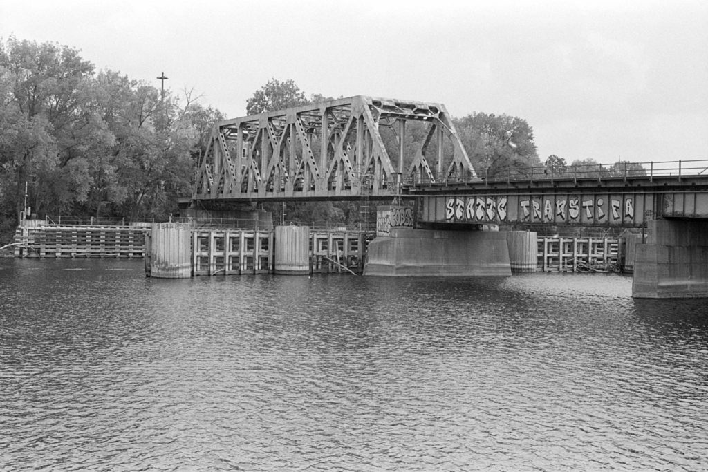 A black and white photo of a railroad bridge across the Mississippi river.